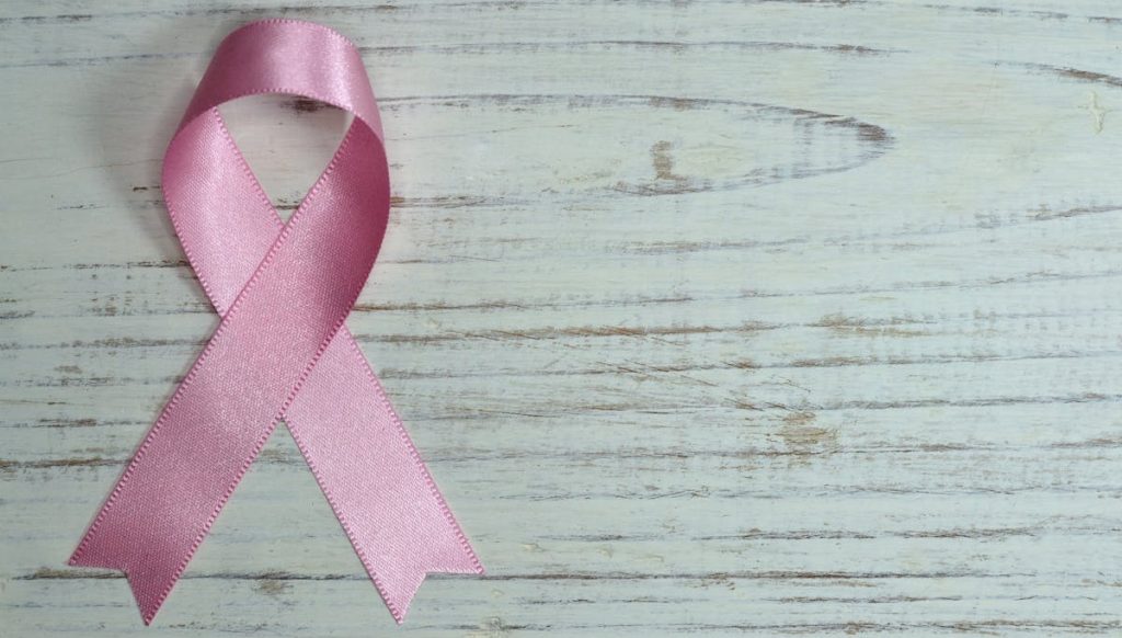 roze trake na drvenoj podlozi